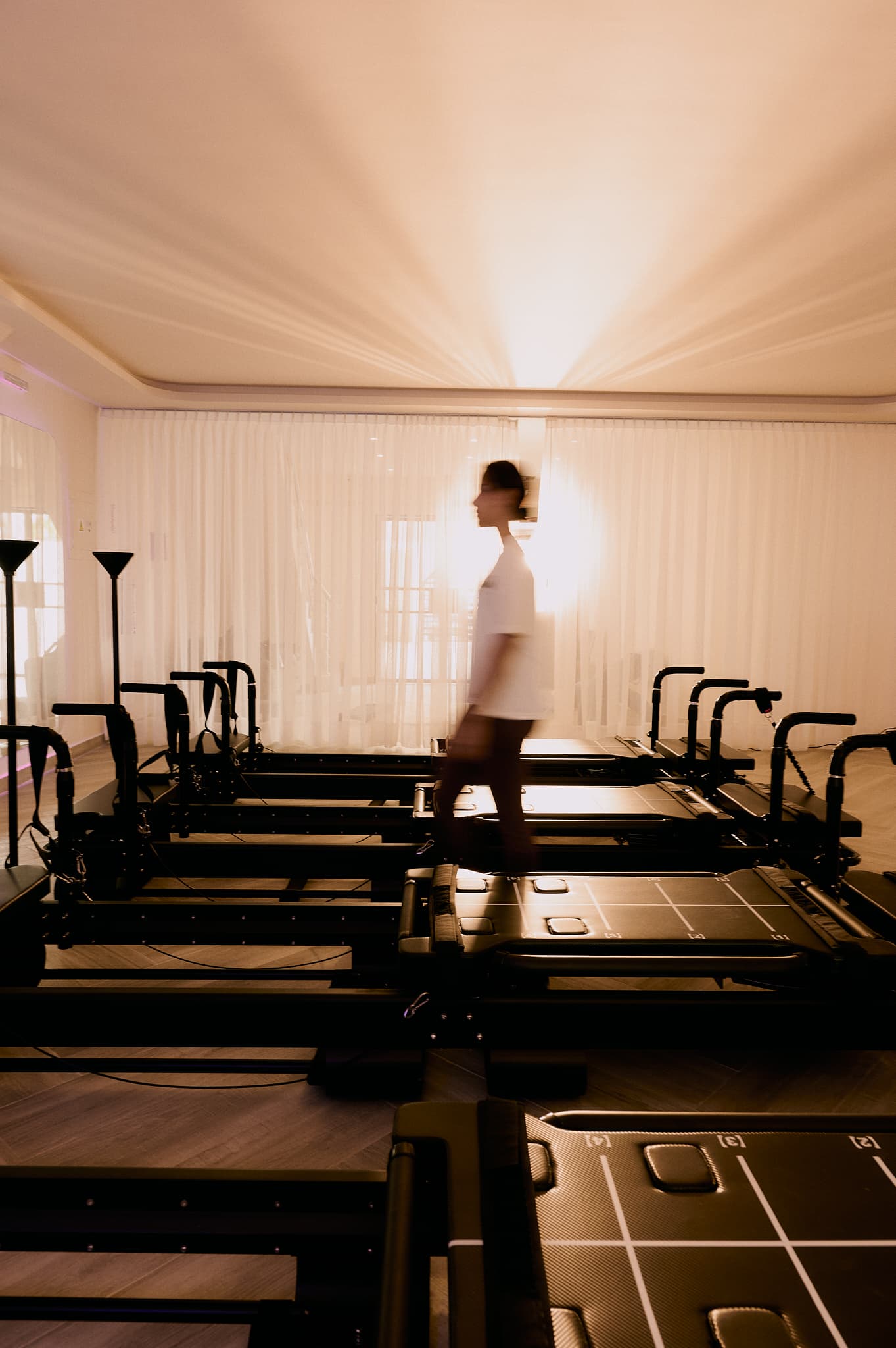 Interior del estudio AAURA con máquinas Sculptformer